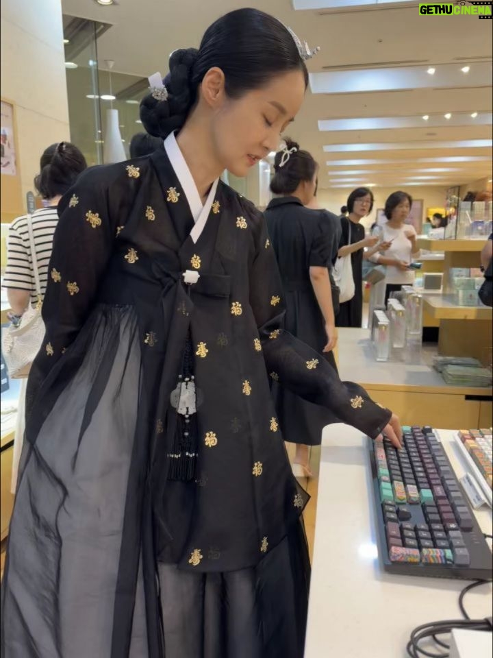 Kim Ga-yeon - 1.1K Likes - .
.
엄마 생일주간을 맞이하여
엄마가 가고싶은 국립중앙박물관에
함께 한복입고 가주는 두 딸램들!
생일선물로 받은 새 장신구를 착용하고서..
보고싶던 사유의 방에서 감상도 하고..
오미자차도 마시고..
금속공예방이 젤. 좋았다.
담엔 편히입고 더 많이 보고오자.
단청키보드 탐났어.
#엄마는한복덕후
#국립중앙박물관
#갓볼펜품절