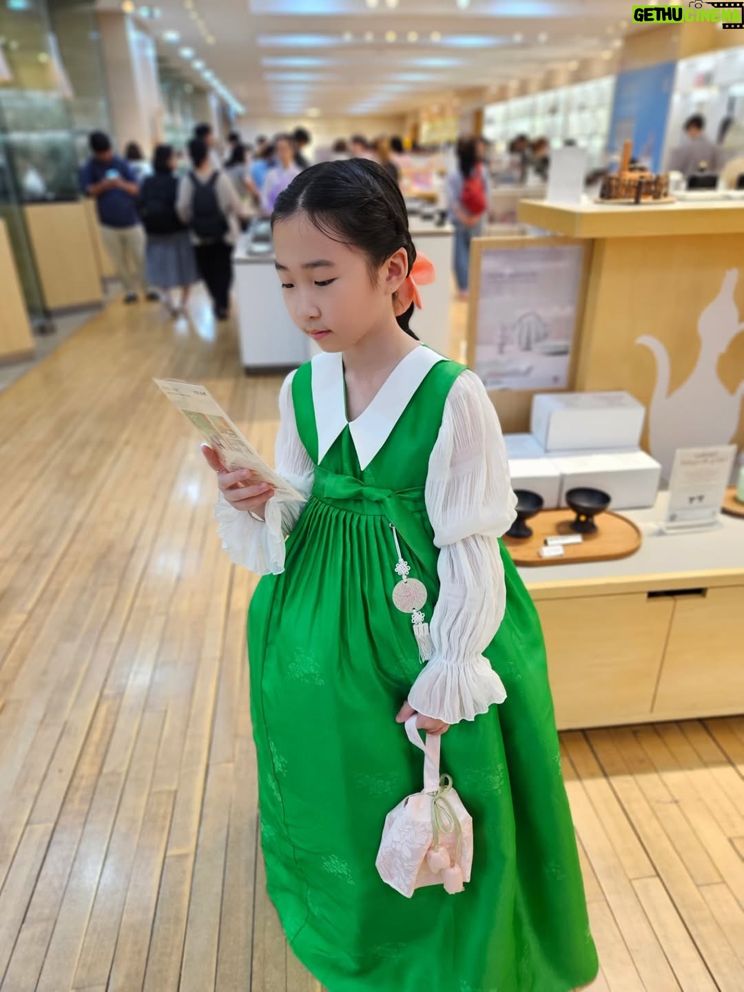 Kim Ga-yeon - 1.1K Likes - .
.
엄마 생일주간을 맞이하여
엄마가 가고싶은 국립중앙박물관에
함께 한복입고 가주는 두 딸램들!
생일선물로 받은 새 장신구를 착용하고서..
보고싶던 사유의 방에서 감상도 하고..
오미자차도 마시고..
금속공예방이 젤. 좋았다.
담엔 편히입고 더 많이 보고오자.
단청키보드 탐났어.
#엄마는한복덕후
#국립중앙박물관
#갓볼펜품절