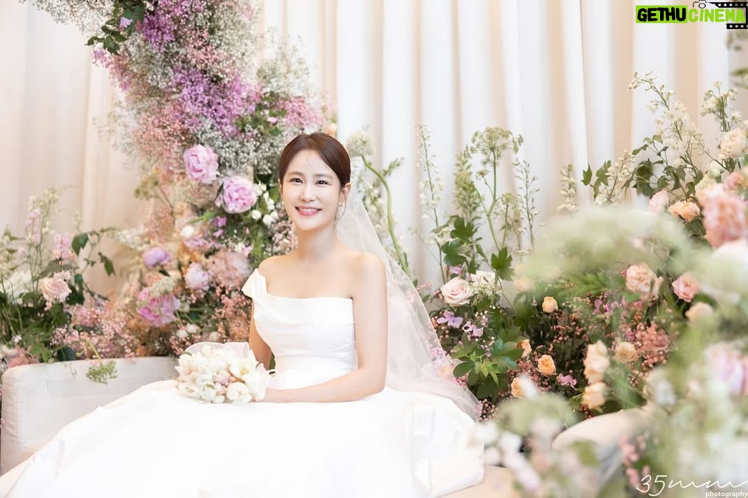 Kim Ji-min - 13.6K Likes - 사진 너무 이뽀용 정말 감사합니다^^
앨범 넘 기대돼요!!

#35mmphotography 
@35mmphotography_official