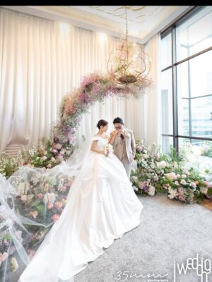 Kim Ji-min Instagram - 저희 결혼식을 빛내주신 모든분께 감사인사드립니다💕
잘살겠습니다^^

▫️Bride. #김지민@jiminlop 
▫️Groom. #김준호 @charliekimi
▫️Snap. #35mmphotography @35mmphotography_official
▫️Film. #리얼모션 @realmotion.wedding
▫️Dress. #엔조최재훈 @choijaehoon.official 
▫️H/M. #아티르&아르즈 @arz_wedding
▫️Flower. #닉스플로스 @nixflos @florist_amy 
▫️Iphone. #해피베리머치 @happy.very.much 
▫️Planning. #아이웨딩 @iwedding_official @iwedding.wed.md
