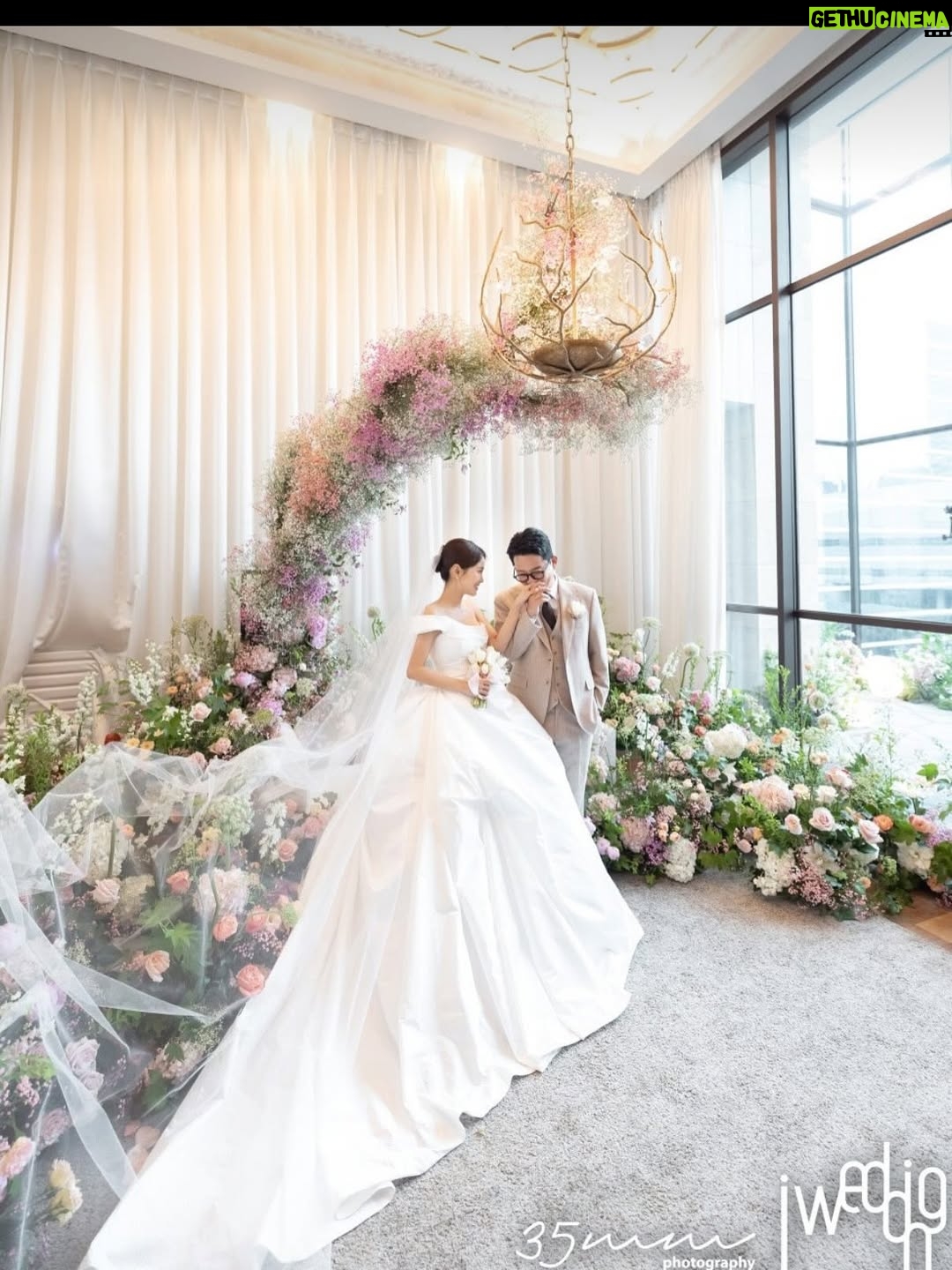 Kim Ji-min - 25.3K Likes - 저희 결혼식을 빛내주신 모든분께 감사인사드립니다💕
잘살겠습니다^^

▫️Bride. #김지민@jiminlop 
▫️Groom. #김준호 @charliekimi
▫️Snap. #35mmphotography @35mmphotography_official
▫️Film. #리얼모션 @realmotion.wedding
▫️Dress. #엔조최재훈 @choijaehoon.official 
▫️H/M. #아티르&아르즈 @arz_wedding
▫️Flower. #닉스플로스 @nixflos @florist_amy 
▫️Iphone. #해피베리머치 @happy.very.much 
▫️Planning. #아이웨딩 @iwedding_official @iwedding.wed.md