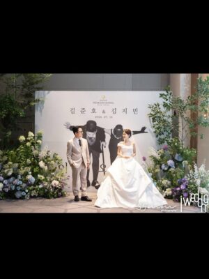 Kim Ji-min Instagram - 저희 결혼식을 빛내주신 모든분께 감사인사드립니다💕
잘살겠습니다^^

▫️Bride. #김지민@jiminlop 
▫️Groom. #김준호 @charliekimi
▫️Snap. #35mmphotography @35mmphotography_official
▫️Film. #리얼모션 @realmotion.wedding
▫️Dress. #엔조최재훈 @choijaehoon.official 
▫️H/M. #아티르&아르즈 @arz_wedding
▫️Flower. #닉스플로스 @nixflos @florist_amy 
▫️Iphone. #해피베리머치 @happy.very.much 
▫️Planning. #아이웨딩 @iwedding_official @iwedding.wed.md