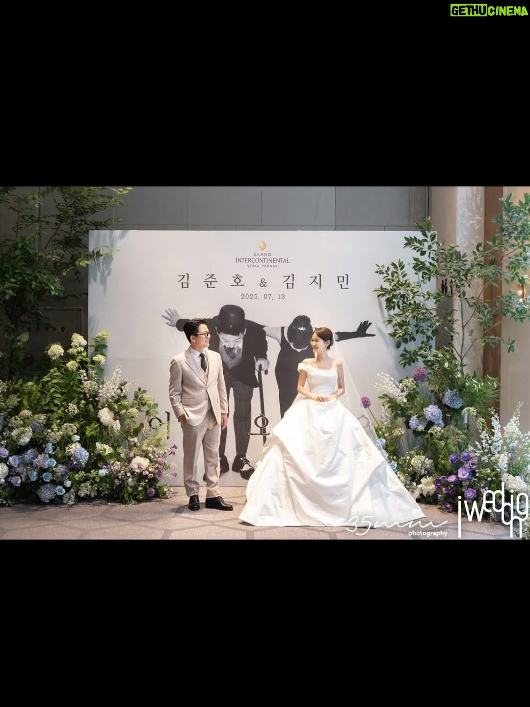 Kim Ji-min - 25.3K Likes - 저희 결혼식을 빛내주신 모든분께 감사인사드립니다💕
잘살겠습니다^^

▫️Bride. #김지민@jiminlop 
▫️Groom. #김준호 @charliekimi
▫️Snap. #35mmphotography @35mmphotography_official
▫️Film. #리얼모션 @realmotion.wedding
▫️Dress. #엔조최재훈 @choijaehoon.official 
▫️H/M. #아티르&아르즈 @arz_wedding
▫️Flower. #닉스플로스 @nixflos @florist_amy 
▫️Iphone. #해피베리머치 @happy.very.much 
▫️Planning. #아이웨딩 @iwedding_official @iwedding.wed.md
