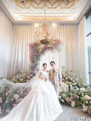 Kim Ji-min Instagram - 저희 결혼식을 빛내주신 모든분께 감사인사드립니다💕
잘살겠습니다^^

▫️Bride. #김지민@jiminlop 
▫️Groom. #김준호 @charliekimi
▫️Snap. #35mmphotography @35mmphotography_official
▫️Film. #리얼모션 @realmotion.wedding
▫️Dress. #엔조최재훈 @choijaehoon.official 
▫️H/M. #아티르&아르즈 @arz_wedding
▫️Flower. #닉스플로스 @nixflos @florist_amy 
▫️Iphone. #해피베리머치 @happy.very.much 
▫️Planning. #아이웨딩 @iwedding_official @iwedding.wed.md