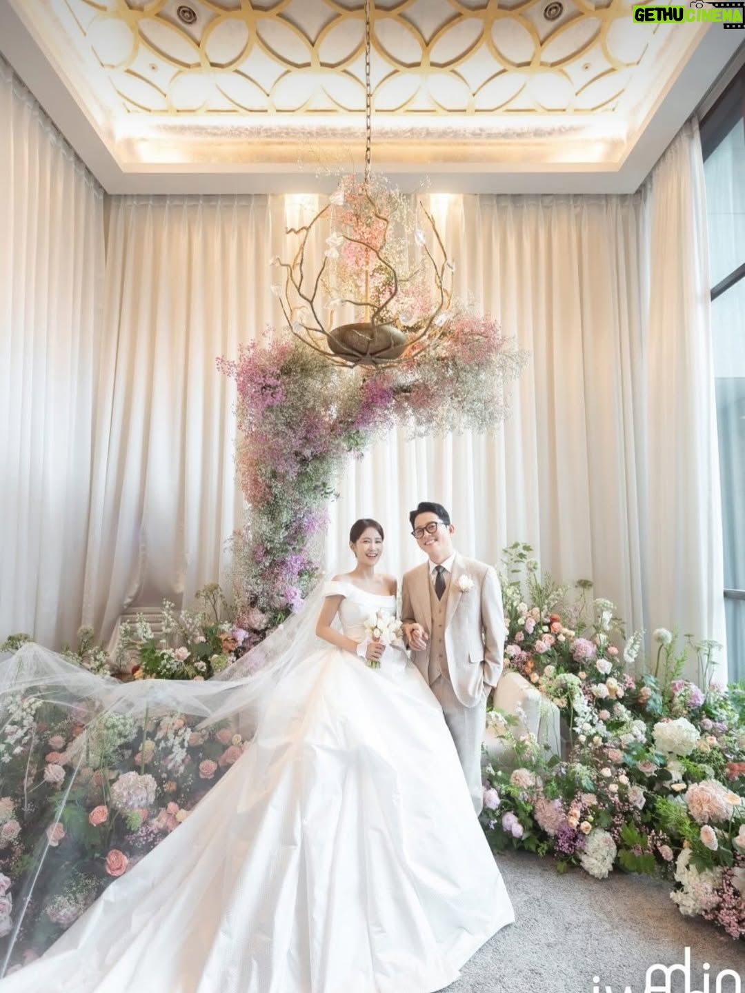 Kim Ji-min - 25.3K Likes - 저희 결혼식을 빛내주신 모든분께 감사인사드립니다💕
잘살겠습니다^^

▫️Bride. #김지민@jiminlop 
▫️Groom. #김준호 @charliekimi
▫️Snap. #35mmphotography @35mmphotography_official
▫️Film. #리얼모션 @realmotion.wedding
▫️Dress. #엔조최재훈 @choijaehoon.official 
▫️H/M. #아티르&아르즈 @arz_wedding
▫️Flower. #닉스플로스 @nixflos @florist_amy 
▫️Iphone. #해피베리머치 @happy.very.much 
▫️Planning. #아이웨딩 @iwedding_official @iwedding.wed.md