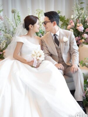 Kim Ji-min Instagram - 저희 결혼식을 빛내주신 모든분께 감사인사드립니다💕
잘살겠습니다^^

▫️Bride. #김지민@jiminlop 
▫️Groom. #김준호 @charliekimi
▫️Snap. #35mmphotography @35mmphotography_official
▫️Film. #리얼모션 @realmotion.wedding
▫️Dress. #엔조최재훈 @choijaehoon.official 
▫️H/M. #아티르&아르즈 @arz_wedding
▫️Flower. #닉스플로스 @nixflos @florist_amy 
▫️Iphone. #해피베리머치 @happy.very.much 
▫️Planning. #아이웨딩 @iwedding_official @iwedding.wed.md