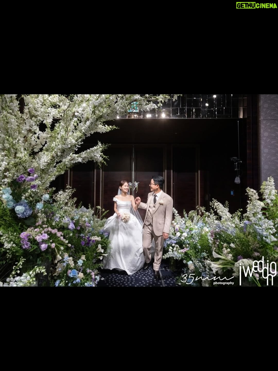 Kim Ji-min - 25.3K Likes - 저희 결혼식을 빛내주신 모든분께 감사인사드립니다💕
잘살겠습니다^^

▫️Bride. #김지민@jiminlop 
▫️Groom. #김준호 @charliekimi
▫️Snap. #35mmphotography @35mmphotography_official
▫️Film. #리얼모션 @realmotion.wedding
▫️Dress. #엔조최재훈 @choijaehoon.official 
▫️H/M. #아티르&아르즈 @arz_wedding
▫️Flower. #닉스플로스 @nixflos @florist_amy 
▫️Iphone. #해피베리머치 @happy.very.much 
▫️Planning. #아이웨딩 @iwedding_official @iwedding.wed.md
