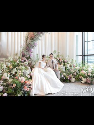 Kim Ji-min Instagram - 저희 결혼식을 빛내주신 모든분께 감사인사드립니다💕
잘살겠습니다^^

▫️Bride. #김지민@jiminlop 
▫️Groom. #김준호 @charliekimi
▫️Snap. #35mmphotography @35mmphotography_official
▫️Film. #리얼모션 @realmotion.wedding
▫️Dress. #엔조최재훈 @choijaehoon.official 
▫️H/M. #아티르&아르즈 @arz_wedding
▫️Flower. #닉스플로스 @nixflos @florist_amy 
▫️Iphone. #해피베리머치 @happy.very.much 
▫️Planning. #아이웨딩 @iwedding_official @iwedding.wed.md
