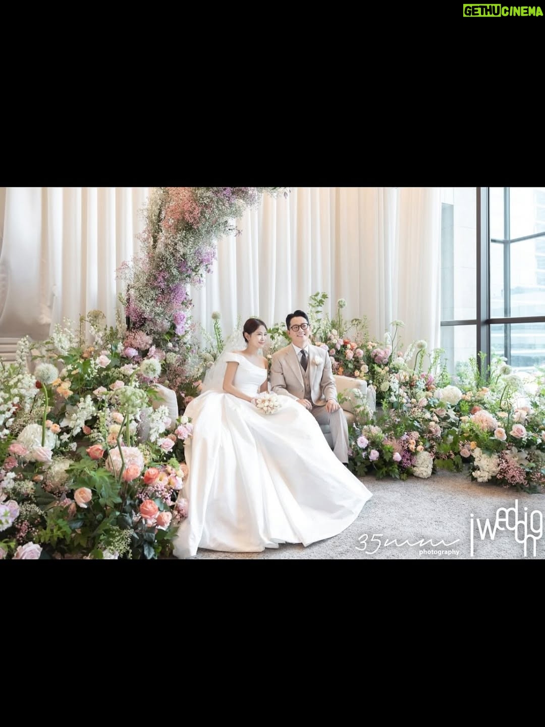 Kim Ji-min - 25.3K Likes - 저희 결혼식을 빛내주신 모든분께 감사인사드립니다💕
잘살겠습니다^^

▫️Bride. #김지민@jiminlop 
▫️Groom. #김준호 @charliekimi
▫️Snap. #35mmphotography @35mmphotography_official
▫️Film. #리얼모션 @realmotion.wedding
▫️Dress. #엔조최재훈 @choijaehoon.official 
▫️H/M. #아티르&아르즈 @arz_wedding
▫️Flower. #닉스플로스 @nixflos @florist_amy 
▫️Iphone. #해피베리머치 @happy.very.much 
▫️Planning. #아이웨딩 @iwedding_official @iwedding.wed.md
