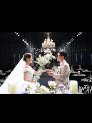 Kim Ji-min Instagram - 저희 결혼식을 빛내주신 모든분께 감사인사드립니다💕
잘살겠습니다^^

▫️Bride. #김지민@jiminlop 
▫️Groom. #김준호 @charliekimi
▫️Snap. #35mmphotography @35mmphotography_official
▫️Film. #리얼모션 @realmotion.wedding
▫️Dress. #엔조최재훈 @choijaehoon.official 
▫️H/M. #아티르&아르즈 @arz_wedding
▫️Flower. #닉스플로스 @nixflos @florist_amy 
▫️Iphone. #해피베리머치 @happy.very.much 
▫️Planning. #아이웨딩 @iwedding_official @iwedding.wed.md