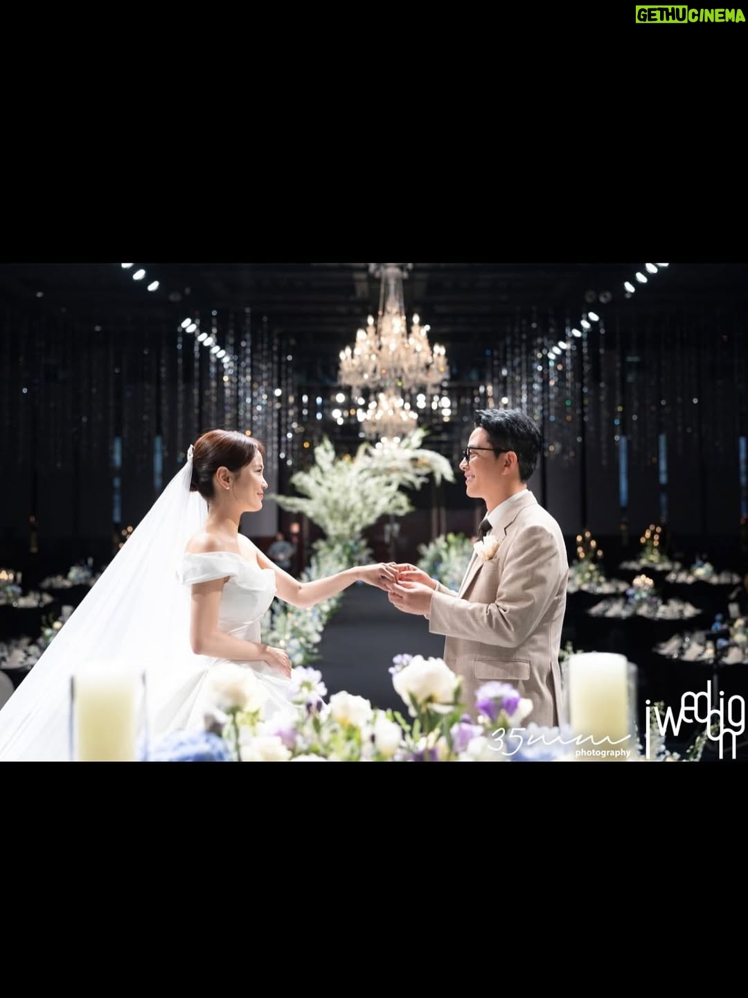 Kim Ji-min - 25.3K Likes - 저희 결혼식을 빛내주신 모든분께 감사인사드립니다💕
잘살겠습니다^^

▫️Bride. #김지민@jiminlop 
▫️Groom. #김준호 @charliekimi
▫️Snap. #35mmphotography @35mmphotography_official
▫️Film. #리얼모션 @realmotion.wedding
▫️Dress. #엔조최재훈 @choijaehoon.official 
▫️H/M. #아티르&아르즈 @arz_wedding
▫️Flower. #닉스플로스 @nixflos @florist_amy 
▫️Iphone. #해피베리머치 @happy.very.much 
▫️Planning. #아이웨딩 @iwedding_official @iwedding.wed.md