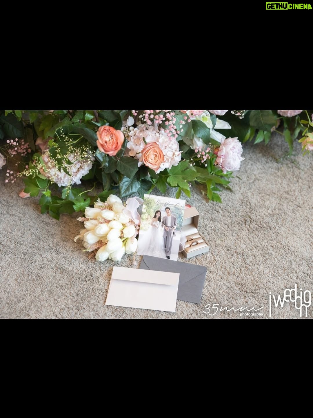 Kim Ji-min - 25.3K Likes - 저희 결혼식을 빛내주신 모든분께 감사인사드립니다💕
잘살겠습니다^^

▫️Bride. #김지민@jiminlop 
▫️Groom. #김준호 @charliekimi
▫️Snap. #35mmphotography @35mmphotography_official
▫️Film. #리얼모션 @realmotion.wedding
▫️Dress. #엔조최재훈 @choijaehoon.official 
▫️H/M. #아티르&아르즈 @arz_wedding
▫️Flower. #닉스플로스 @nixflos @florist_amy 
▫️Iphone. #해피베리머치 @happy.very.much 
▫️Planning. #아이웨딩 @iwedding_official @iwedding.wed.md