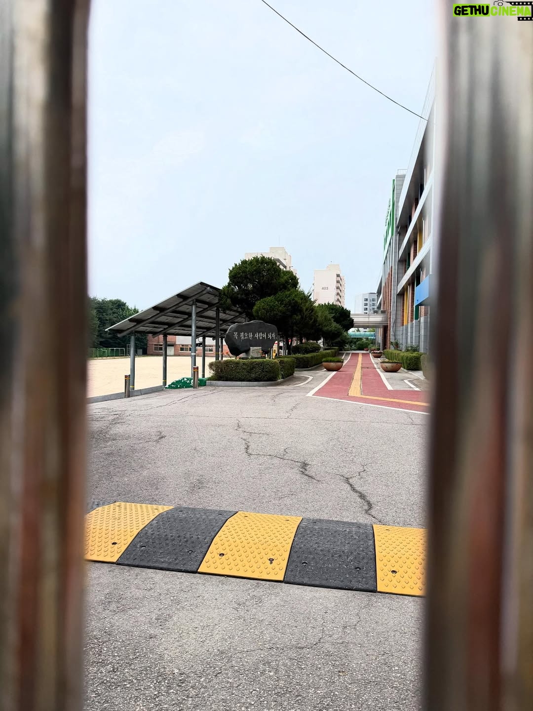 Kim Ji-sook - 3 Likes - 동네 한바퀴 돌면서 오랜만에 학교 쪼로록🤓🤍