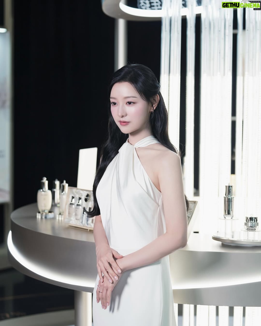 Kim Ji-won - 1.4 Million Likes - @thewhoo_official 🌬️♥︎