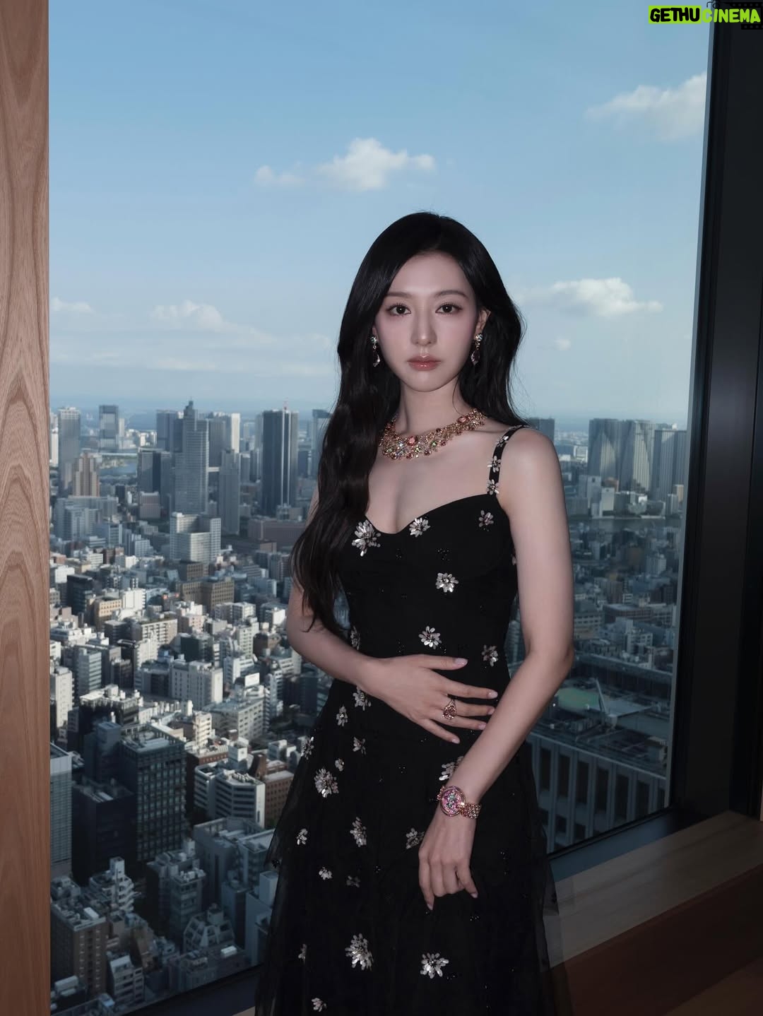 Kim Ji-won - 1.9 Million Likes - #bvlgari #bvlgariheritage #bvlgariexhibition #kaleidos @bvlgari #불가리 🩷❤️💚