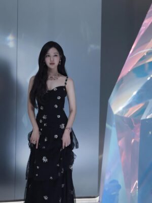 Kim Ji-won Instagram - #bvlgari #bvlgariheritage #bvlgariexhibition #kaleidos @bvlgari #불가리 🩷❤️💚