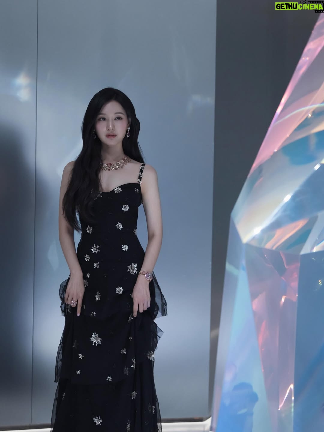 Kim Ji-won - 1.9 Million Likes - #bvlgari #bvlgariheritage #bvlgariexhibition #kaleidos @bvlgari #불가리 🩷❤️💚