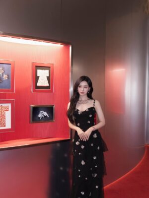 Kim Ji-won Instagram - #bvlgari #bvlgariheritage #bvlgariexhibition #kaleidos @bvlgari #불가리 🩷❤️💚