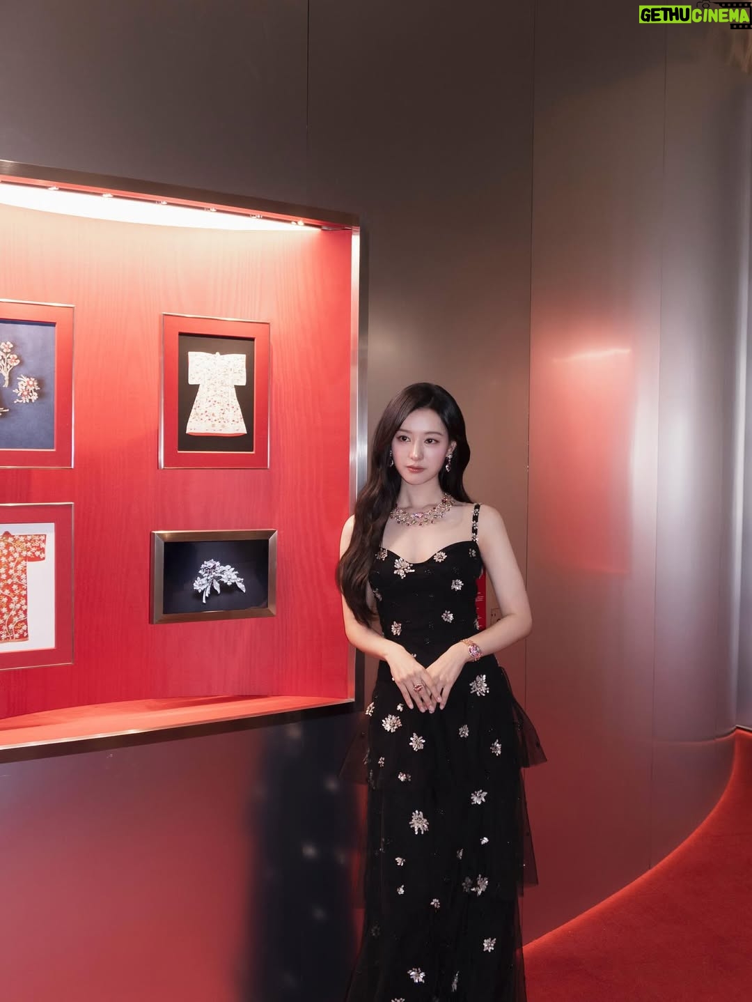 Kim Ji-won - 1.9 Million Likes - #bvlgari #bvlgariheritage #bvlgariexhibition #kaleidos @bvlgari #불가리 🩷❤️💚