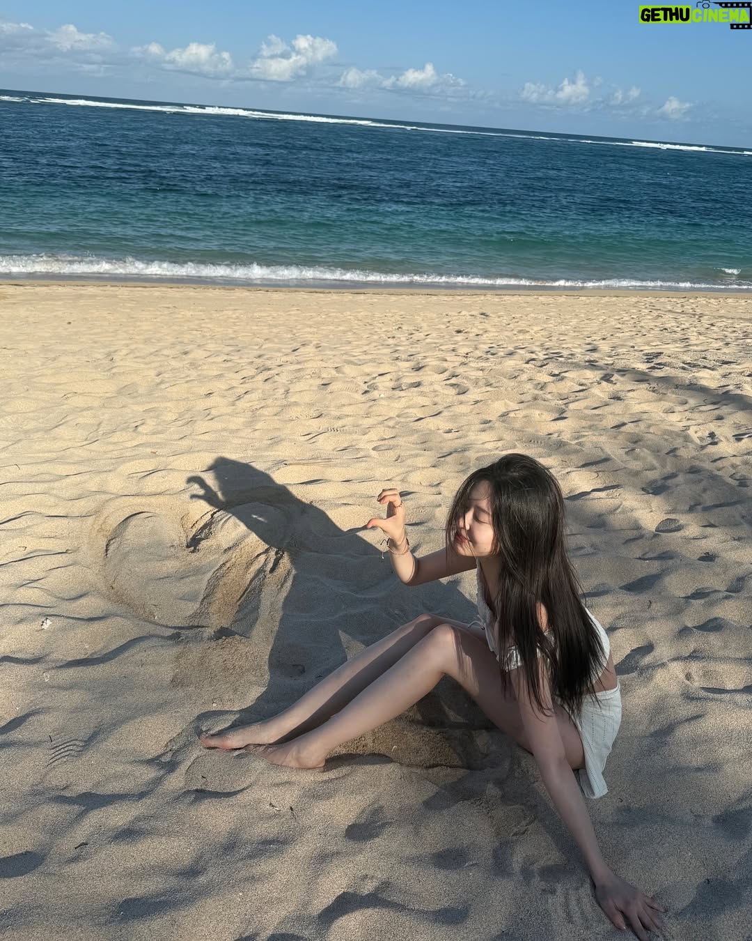 Kim Min-ju - 616.8K Likes - 🐚🦈🏝️🌊🐋✨