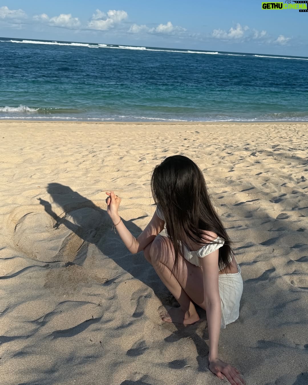 Kim Min-ju - 616.8K Likes - 🐚🦈🏝️🌊🐋✨