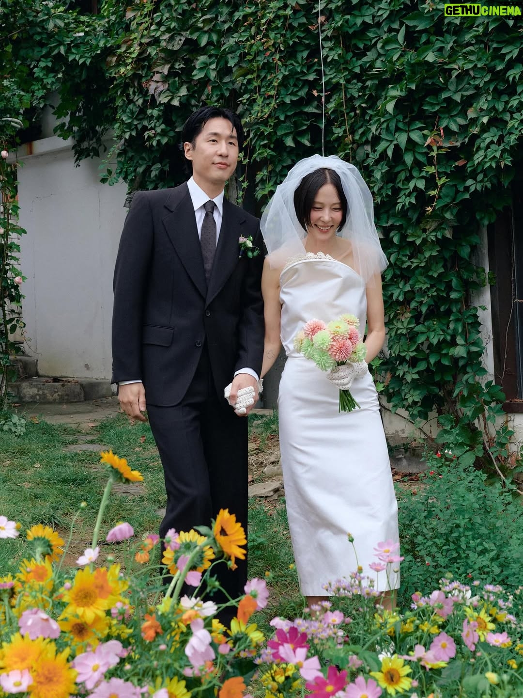 Kim Na-young - 320.6K Likes - 어제 저녁, 비가 그치는 날씨의 축복 속에 마이큐와 가족이 되는 식을 올렸습니다. 지금껏 받은 따뜻한 응원과 다정한 축하들을 더 넓은 곳으로 흘려보내며 살겠습니다. 고맙습니다. 🩵✨🫧🪽
📸 @sangmi_an_