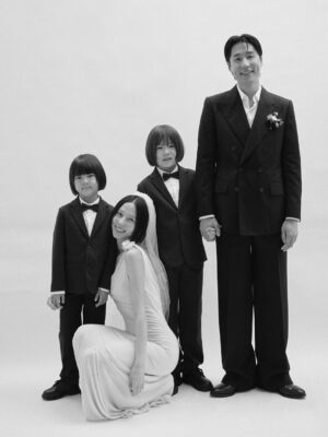 Kim Na-young Instagram - 어제 저녁, 비가 그치는 날씨의 축복 속에 마이큐와 가족이 되는 식을 올렸습니다. 지금껏 받은 따뜻한 응원과 다정한 축하들을 더 넓은 곳으로 흘려보내며 살겠습니다. 고맙습니다. 🩵✨🫧🪽
📸 @sangmi_an_