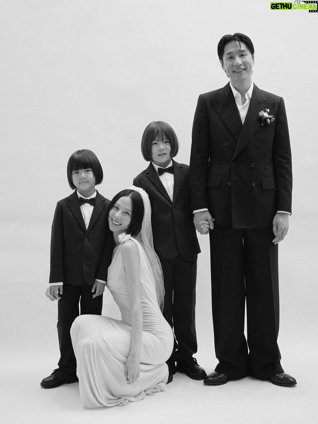 Kim Na-young - 320.6K Likes - 어제 저녁, 비가 그치는 날씨의 축복 속에 마이큐와 가족이 되는 식을 올렸습니다. 지금껏 받은 따뜻한 응원과 다정한 축하들을 더 넓은 곳으로 흘려보내며 살겠습니다. 고맙습니다. 🩵✨🫧🪽
📸 @sangmi_an_