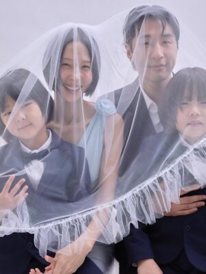 Kim Na-young Instagram - 어제 저녁, 비가 그치는 날씨의 축복 속에 마이큐와 가족이 되는 식을 올렸습니다. 지금껏 받은 따뜻한 응원과 다정한 축하들을 더 넓은 곳으로 흘려보내며 살겠습니다. 고맙습니다. 🩵✨🫧🪽
📸 @sangmi_an_