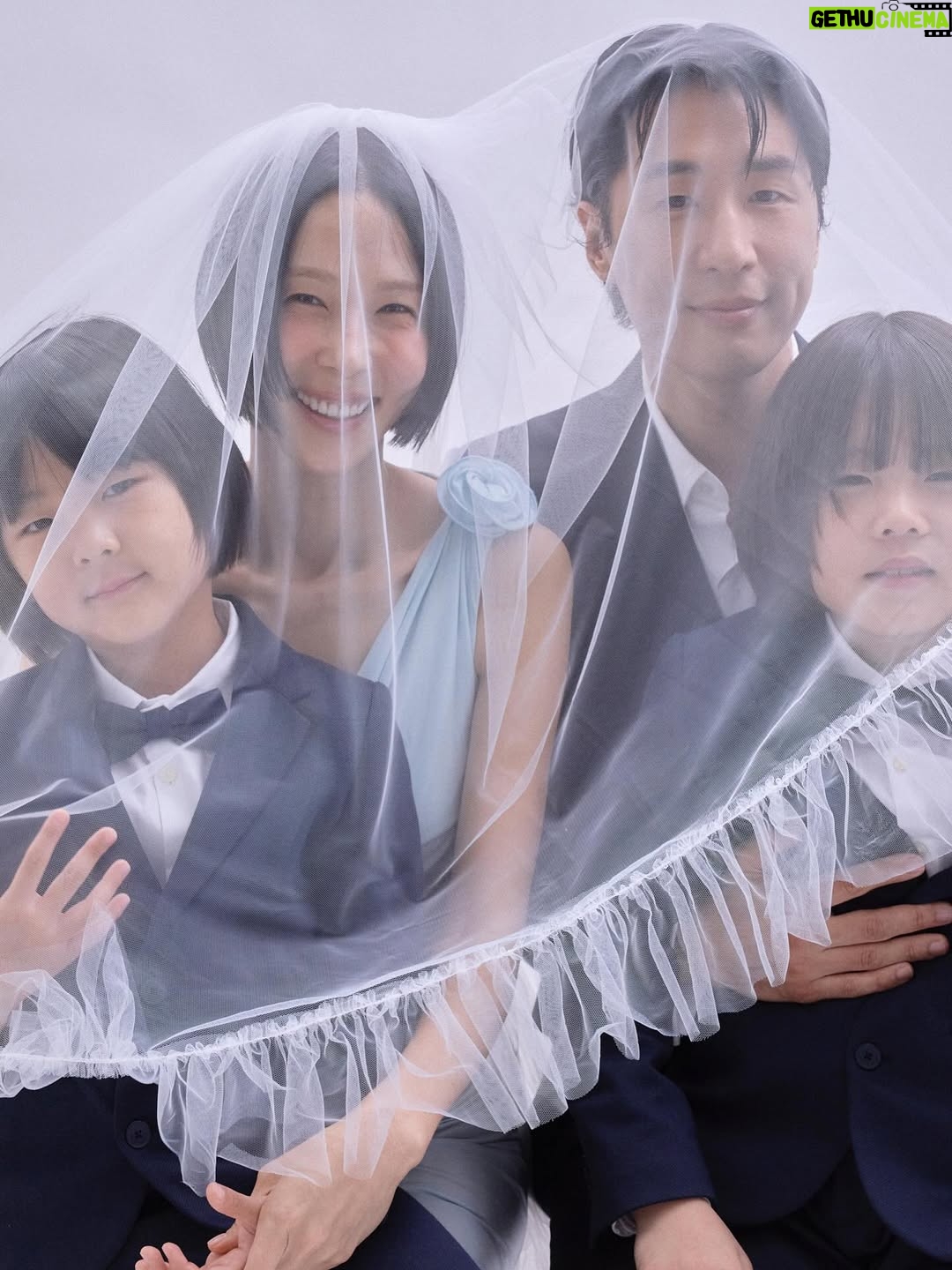 Kim Na-young - 320.6K Likes - 어제 저녁, 비가 그치는 날씨의 축복 속에 마이큐와 가족이 되는 식을 올렸습니다. 지금껏 받은 따뜻한 응원과 다정한 축하들을 더 넓은 곳으로 흘려보내며 살겠습니다. 고맙습니다. 🩵✨🫧🪽
📸 @sangmi_an_