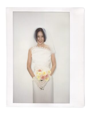 Kim Na-young Instagram - 어제 저녁, 비가 그치는 날씨의 축복 속에 마이큐와 가족이 되는 식을 올렸습니다. 지금껏 받은 따뜻한 응원과 다정한 축하들을 더 넓은 곳으로 흘려보내며 살겠습니다. 고맙습니다. 🩵✨🫧🪽
📸 @sangmi_an_