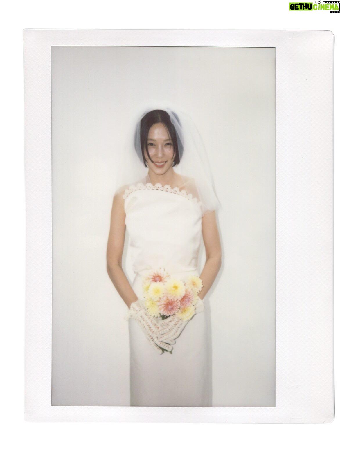 Kim Na-young - 320.6K Likes - 어제 저녁, 비가 그치는 날씨의 축복 속에 마이큐와 가족이 되는 식을 올렸습니다. 지금껏 받은 따뜻한 응원과 다정한 축하들을 더 넓은 곳으로 흘려보내며 살겠습니다. 고맙습니다. 🩵✨🫧🪽
📸 @sangmi_an_