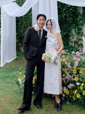 Kim Na-young Instagram - 어제 저녁, 비가 그치는 날씨의 축복 속에 마이큐와 가족이 되는 식을 올렸습니다. 지금껏 받은 따뜻한 응원과 다정한 축하들을 더 넓은 곳으로 흘려보내며 살겠습니다. 고맙습니다. 🩵✨🫧🪽
📸 @sangmi_an_