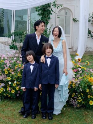 Kim Na-young Instagram - 어제 저녁, 비가 그치는 날씨의 축복 속에 마이큐와 가족이 되는 식을 올렸습니다. 지금껏 받은 따뜻한 응원과 다정한 축하들을 더 넓은 곳으로 흘려보내며 살겠습니다. 고맙습니다. 🩵✨🫧🪽
📸 @sangmi_an_