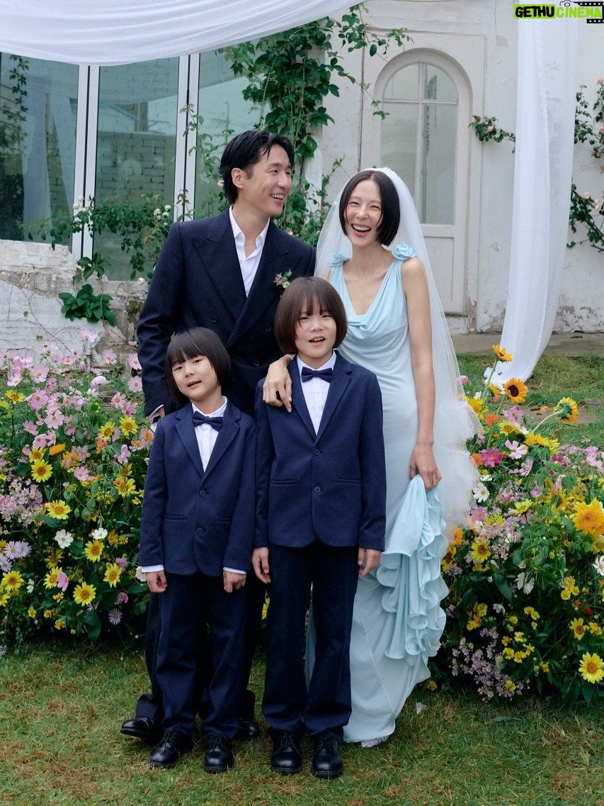 Kim Na-young - 320.6K Likes - 어제 저녁, 비가 그치는 날씨의 축복 속에 마이큐와 가족이 되는 식을 올렸습니다. 지금껏 받은 따뜻한 응원과 다정한 축하들을 더 넓은 곳으로 흘려보내며 살겠습니다. 고맙습니다. 🩵✨🫧🪽
📸 @sangmi_an_