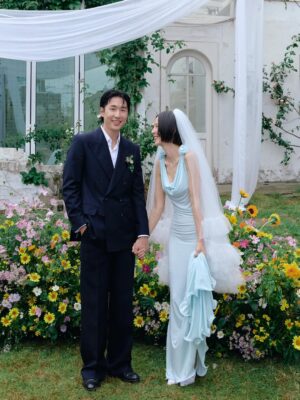 Kim Na-young Instagram - 어제 저녁, 비가 그치는 날씨의 축복 속에 마이큐와 가족이 되는 식을 올렸습니다. 지금껏 받은 따뜻한 응원과 다정한 축하들을 더 넓은 곳으로 흘려보내며 살겠습니다. 고맙습니다. 🩵✨🫧🪽
📸 @sangmi_an_