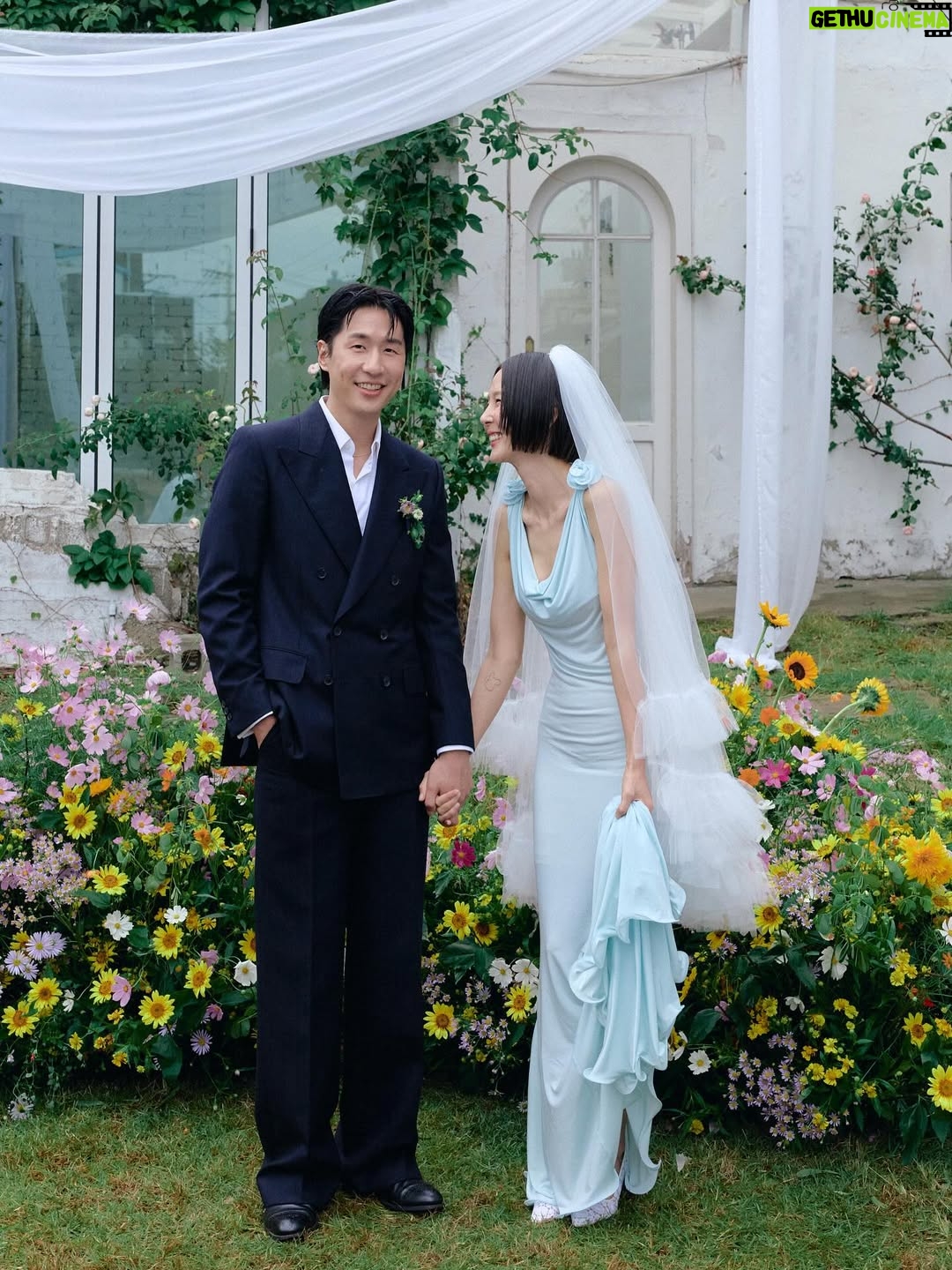 Kim Na-young - 320.6K Likes - 어제 저녁, 비가 그치는 날씨의 축복 속에 마이큐와 가족이 되는 식을 올렸습니다. 지금껏 받은 따뜻한 응원과 다정한 축하들을 더 넓은 곳으로 흘려보내며 살겠습니다. 고맙습니다. 🩵✨🫧🪽
📸 @sangmi_an_