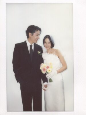 Kim Na-young Instagram - 어제 저녁, 비가 그치는 날씨의 축복 속에 마이큐와 가족이 되는 식을 올렸습니다. 지금껏 받은 따뜻한 응원과 다정한 축하들을 더 넓은 곳으로 흘려보내며 살겠습니다. 고맙습니다. 🩵✨🫧🪽
📸 @sangmi_an_