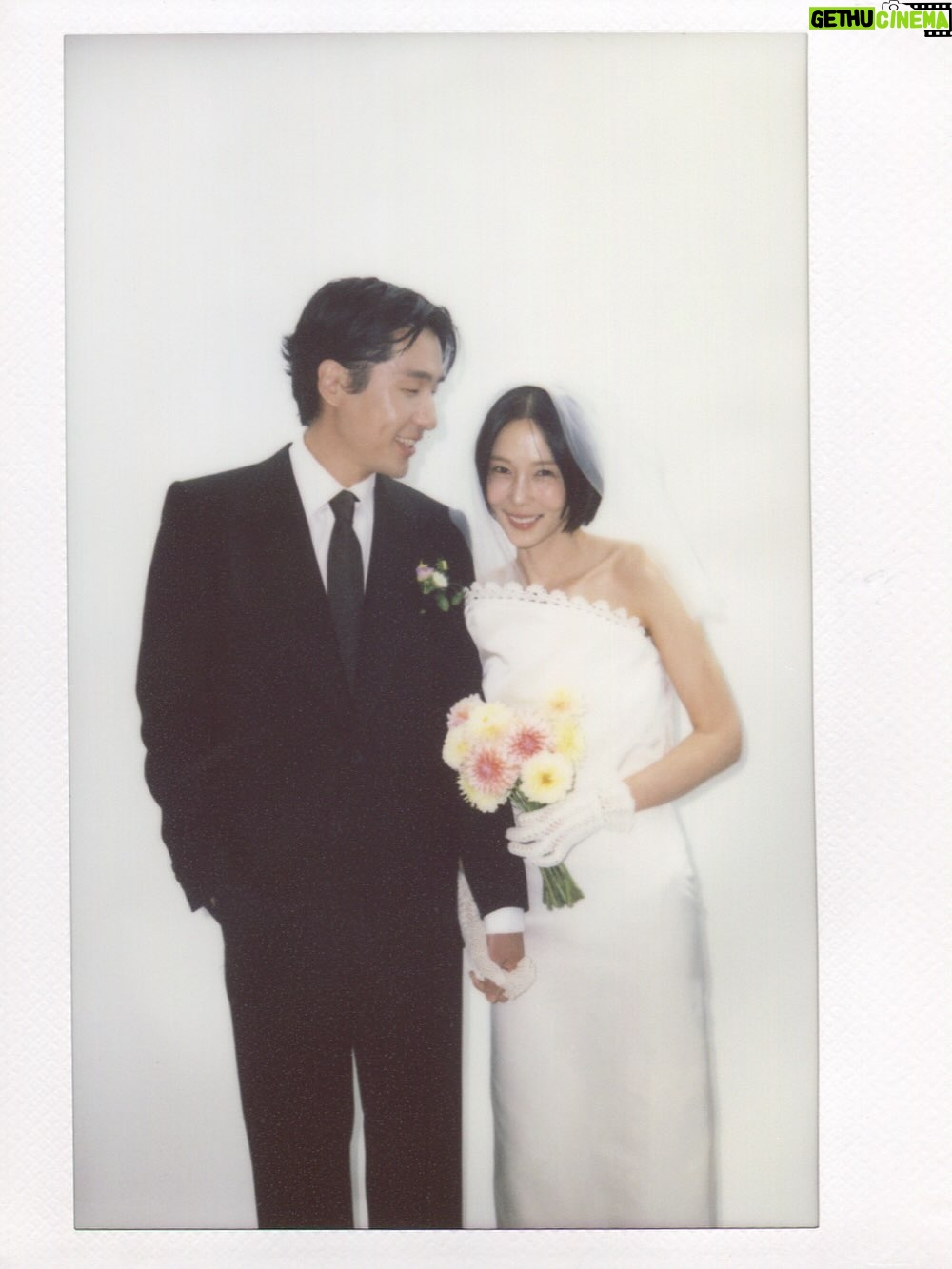 Kim Na-young - 320.6K Likes - 어제 저녁, 비가 그치는 날씨의 축복 속에 마이큐와 가족이 되는 식을 올렸습니다. 지금껏 받은 따뜻한 응원과 다정한 축하들을 더 넓은 곳으로 흘려보내며 살겠습니다. 고맙습니다. 🩵✨🫧🪽
📸 @sangmi_an_