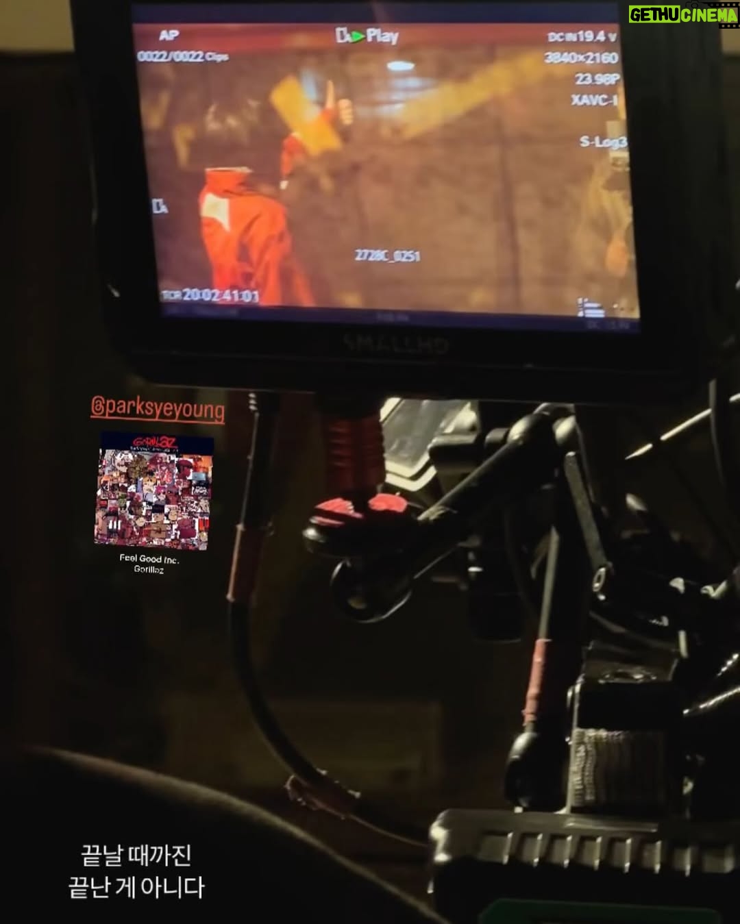 Kim Pureum - 4.9K Likes - 🎬🎥

 박세영 감독님의 장편 <지느러미>가 2025년 로카르노 국제 영화제 현재의 감독(Concorso Cineasti del Presente) 경쟁부문 월드 프리미어로 초대되었습니다. 축하드립니다!!! 저는 배우로 함께 갑니다.
@parksyeyoung @filmfestlocarno

  지느러미의 모든 배우님들과 애써주신 제작진분들 정말 축하드립니다,,, 무엇보다 ‘끝날 때까지 끝나지 않는‘<지느러미>를 직접 카메라를 들고 촬영까지 하며, 후반작업 동안 갈고 닦고 매듭짓고 덧붙이고 이어붙이고 연결하고 없애고 추가하고 나누고 곱하고 찌우고 식히고 포기하고 일어서고 누웠다가 악몽 꾸며... 매우 치열한 3년을 보내셨던 세영 감독님! 
정말 정말 축하드립니다악!!!🩵🩵🩵

 부디 <지느러미>가 이번 로카르노영화제 경쟁에서 상도 받고, 국내상영으로도 만날 수 있길 기원합니다.(3년전 꾀죄죄한 저와 마주해야ㅜ하는 부끄러움이 있지만서도 껄껄)

#LocarnoFilmFestival #로카르노국제영화제
