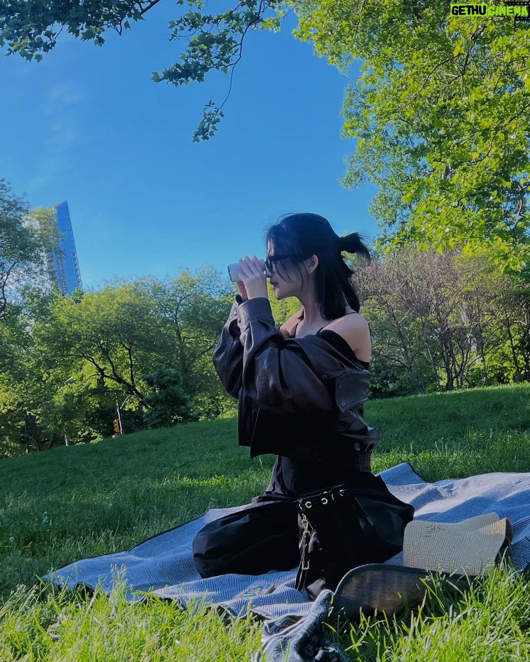 Kim Tae-ri - 448.9K Likes - 행운은 기세다~! 이 별에 필요한 네잎클로바💫🍀🐸🤟