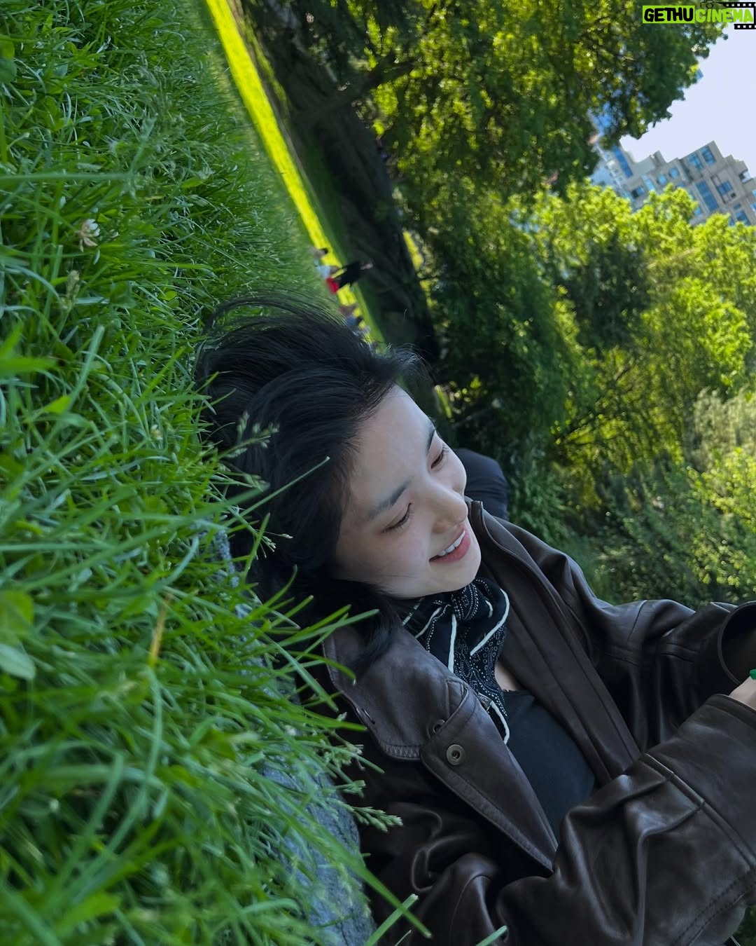 Kim Tae-ri - 448.9K Likes - 행운은 기세다~! 이 별에 필요한 네잎클로바💫🍀🐸🤟