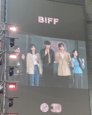 Kim Yi-kyeong Instagram - 생일선물 같았던 이번 부산국제영화제의 순간들 🎞️
함께 할수 있어서 행복했습니다
#친애하는x 11.6 tving OPEN 🖤
🙅♀️❌❌❌