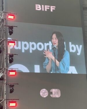 Kim Yi-kyeong Instagram - 생일선물 같았던 이번 부산국제영화제의 순간들 🎞️
함께 할수 있어서 행복했습니다
#친애하는x 11.6 tving OPEN 🖤
🙅♀️❌❌❌