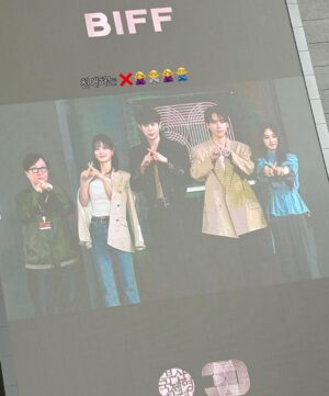 Kim Yi-kyeong Instagram - 생일선물 같았던 이번 부산국제영화제의 순간들 🎞️
함께 할수 있어서 행복했습니다
#친애하는x 11.6 tving OPEN 🖤
🙅♀️❌❌❌