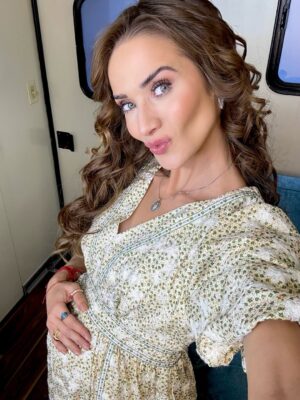 Kimberly Dos Ramos Instagram - Gracias y mil gracias de todo ❤️ a tod@s ustedes por acompañarnos durante estos meses viendo @meatrevoaamarte 🐎🙏🏻. 
Gracias a todo el equipo que formó parte de esta gran historia 👏🏻 todos hicieron un trabajo maravilloso. 

Gracias a mis Kimystas 😍 y a todos por el amor ,por  el apoyo que le dieron a mi Victoria con sus videos, fotos , DM y por siempre ponernos al día con todo lo que pasaba en cada uno de los capítulos 👏🏻🙏🏻 ustedes son lo máximo .

Gracias y mil gracias también a @productormejia por confiar en mi , por darme la oportunidad de interpretar y sobre todo de disfrutar 
a mi Victoria en cada escena 🙏🏻😍 🐎 . 

Aquí les dejo más fotos y videos durante las grabaciones 🎥🥹. 

#novela #mexico #amor .