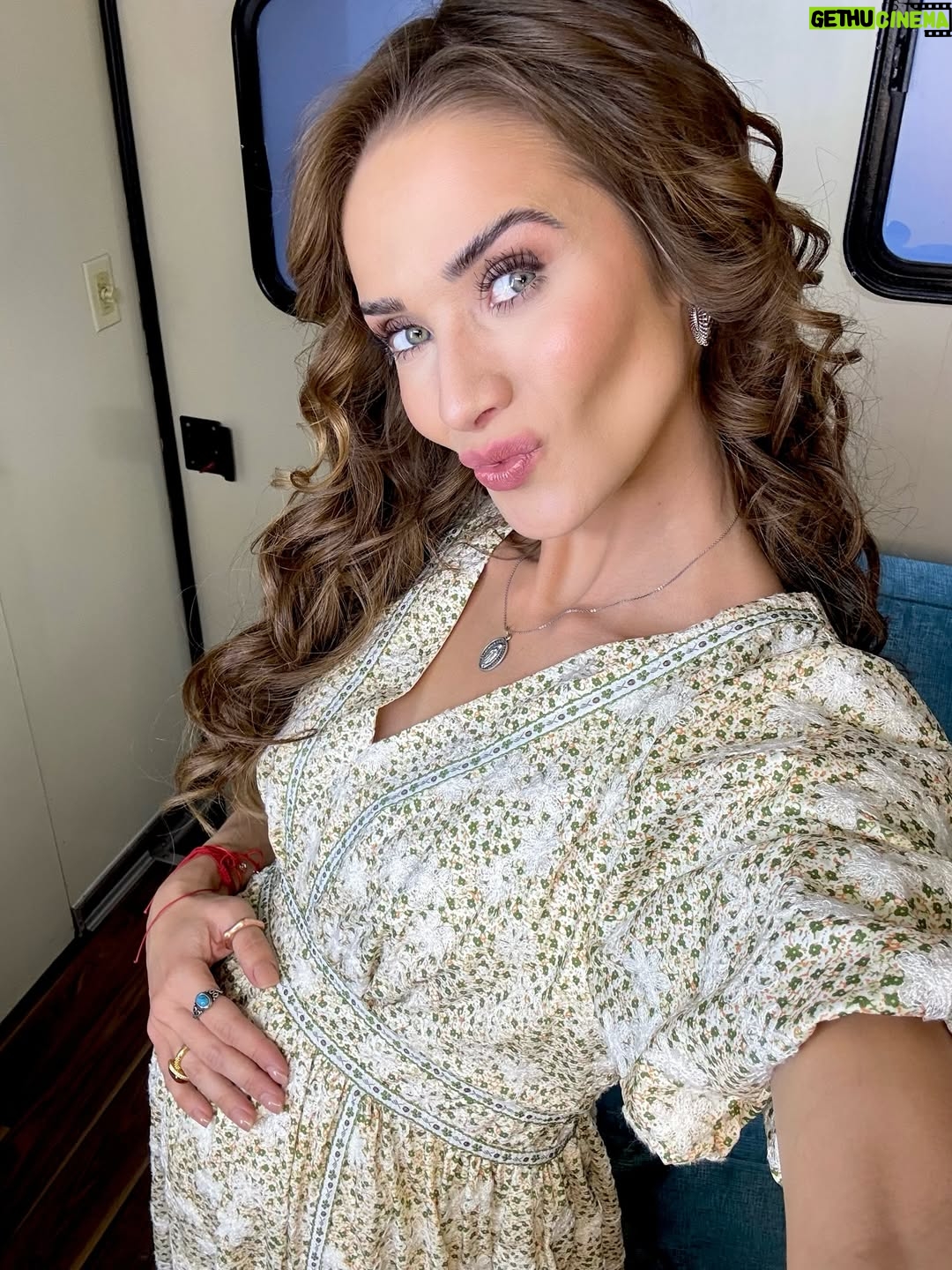 Kimberly Dos Ramos - 214.4K Likes - Gracias y mil gracias de todo ❤️ a tod@s ustedes por acompañarnos durante estos meses viendo @meatrevoaamarte 🐎🙏🏻. 
Gracias a todo el equipo que formó parte de esta gran historia 👏🏻 todos hicieron un trabajo maravilloso. 

Gracias a mis Kimystas 😍 y a todos por el amor ,por  el apoyo que le dieron a mi Victoria con sus videos, fotos , DM y por siempre ponernos al día con todo lo que pasaba en cada uno de los capítulos 👏🏻🙏🏻 ustedes son lo máximo .

Gracias y mil gracias también a @productormejia por confiar en mi , por darme la oportunidad de interpretar y sobre todo de disfrutar 
a mi Victoria en cada escena 🙏🏻😍 🐎 . 

Aquí les dejo más fotos y videos durante las grabaciones 🎥🥹. 

#novela #mexico #amor .
