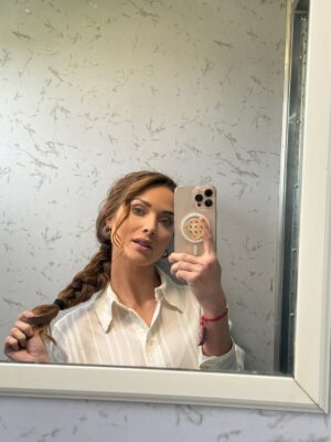 Kimberly Dos Ramos Instagram - Gracias y mil gracias de todo ❤️ a tod@s ustedes por acompañarnos durante estos meses viendo @meatrevoaamarte 🐎🙏🏻. 
Gracias a todo el equipo que formó parte de esta gran historia 👏🏻 todos hicieron un trabajo maravilloso. 

Gracias a mis Kimystas 😍 y a todos por el amor ,por  el apoyo que le dieron a mi Victoria con sus videos, fotos , DM y por siempre ponernos al día con todo lo que pasaba en cada uno de los capítulos 👏🏻🙏🏻 ustedes son lo máximo .

Gracias y mil gracias también a @productormejia por confiar en mi , por darme la oportunidad de interpretar y sobre todo de disfrutar 
a mi Victoria en cada escena 🙏🏻😍 🐎 . 

Aquí les dejo más fotos y videos durante las grabaciones 🎥🥹. 

#novela #mexico #amor .