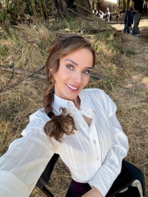 Kimberly Dos Ramos Instagram - Gracias y mil gracias de todo ❤️ a tod@s ustedes por acompañarnos durante estos meses viendo @meatrevoaamarte 🐎🙏🏻. 
Gracias a todo el equipo que formó parte de esta gran historia 👏🏻 todos hicieron un trabajo maravilloso. 

Gracias a mis Kimystas 😍 y a todos por el amor ,por  el apoyo que le dieron a mi Victoria con sus videos, fotos , DM y por siempre ponernos al día con todo lo que pasaba en cada uno de los capítulos 👏🏻🙏🏻 ustedes son lo máximo .

Gracias y mil gracias también a @productormejia por confiar en mi , por darme la oportunidad de interpretar y sobre todo de disfrutar 
a mi Victoria en cada escena 🙏🏻😍 🐎 . 

Aquí les dejo más fotos y videos durante las grabaciones 🎥🥹. 

#novela #mexico #amor .