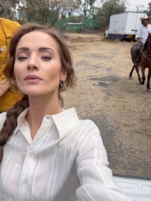 Kimberly Dos Ramos Instagram - Gracias y mil gracias de todo ❤️ a tod@s ustedes por acompañarnos durante estos meses viendo @meatrevoaamarte 🐎🙏🏻.
Gracias a todo el equipo que formó parte de esta gran historia 👏🏻 todos hicieron un trabajo maravilloso.
Gracias a mis Kimystas 😍 y a todos por el amor ,por el apoyo que le dieron a mi Victoria con sus videos, fotos , DM y por siempre ponernos al día con todo lo que pasaba en cada uno de los capítulos 👏🏻🙏🏻 ustedes son lo máximo .
Gracias y mil gracias también a @productormejia por confiar en mi , por darme la oportunidad de interpretar y sobre todo de disfrutar
a mi Victoria en cada escena 🙏🏻😍 🐎 .
Aquí les dejo más fotos y videos durante las grabaciones 🎥🥹.
#novela #mexico #amor .